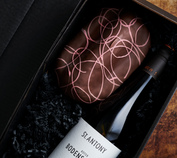 Rotwein und handgefertigter Stollen mit schokolade