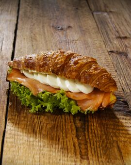 Laugencroissant mit Räucherlachs