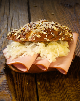 Laugenzopf mit Fleischkäse, Krautsalat und süßem Senf