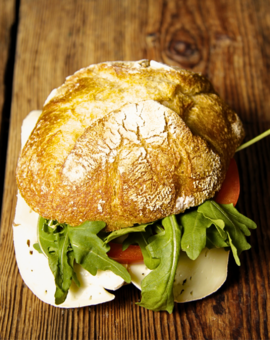Handgemachtes mit Saint Albray, Paprika und Rucola