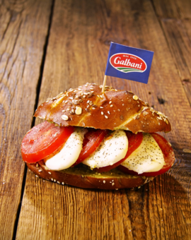 Laugenzopf mit Galbani Mozzarella & Tomaten