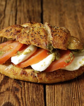 Handgemachtes Brötchen mit Pfefferpaste, Tomaten und Mozzarella