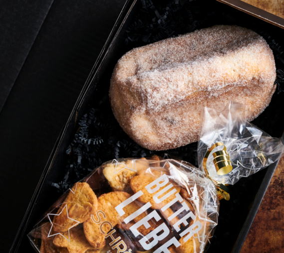 In Handarbeit gebackener Stollen mit viel Butter