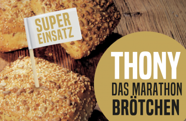 Thony Das Marathon Dinkelbrötchen mitFahne und Worten Super Einsatz