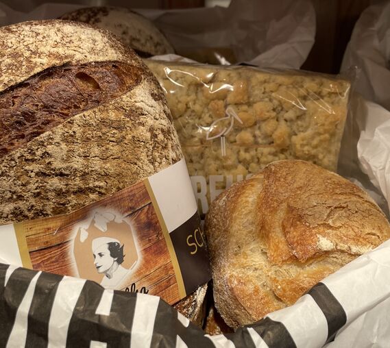 Brot, Brötchen, Streuselkuchen in einer Tüte