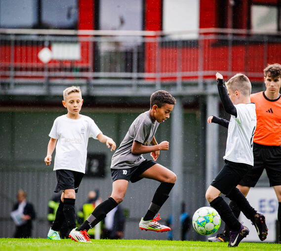Kinder zeigen vollen Einsatz auf dem Rasen