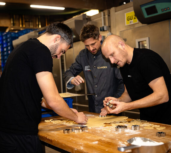 Mocki und Mintzel, Schröer stechen Plätzchen aus