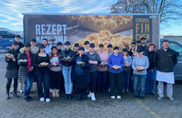 Gruppenbild fröhliche Verkäufer:innen nach der Schulung