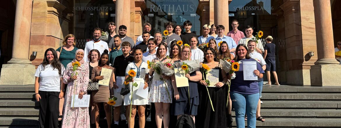 Kai Schröer mit Gesellinnen und Gesellen vor dem Wiesbadener Rathaus