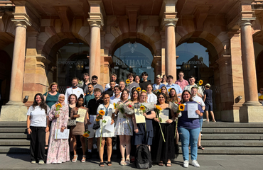 Kai Schröer mit Gesellinnen und Gesellen vor dem Wiesbadener Rathaus