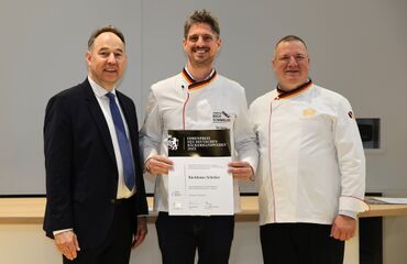 Bild von Kai Schröer mit Auszeichnung, Dr. Friedemann Berg (Hauptgeschäftsführer der ZV Bäcker (links)) und Roland Ermer (Präsident des Zentralverbands (rechts))