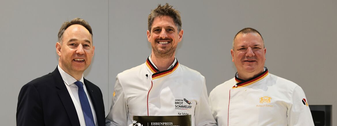Bild von Kai Schröer mit Auszeichnung, Dr. Friedemann Berg (Hauptgeschäftsführer der ZV Bäcker (links)) und Roland Ermer (Präsident des Zentralverbands (rechts))