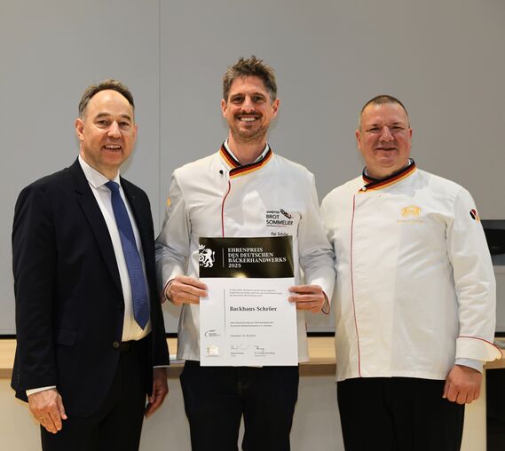 Bild von Kai Schröer mit Auszeichnung, Dr. Friedemann Berg (Hauptgeschäftsführer der ZV Bäcker (links)) und Roland Ermer (Präsident des Zentralverbands (rechts))