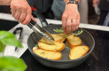Unser Bauernweiß wird zu knusprigen Crostini zubereitet