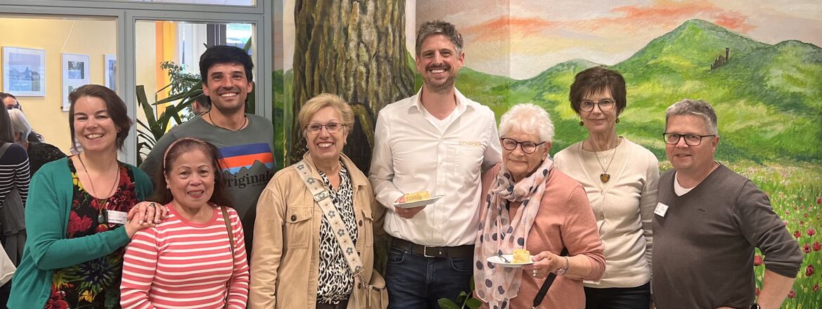Kai Schröer mit Teilnehmenden der Aktion bei Kaffee und Kuchen im Martin-Hörner-Zentrum.