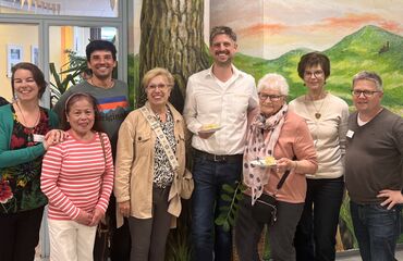 Kai Schröer mit Teilnehmenden der Aktion bei Kaffee und Kuchen im Martin-Hörner-Zentrum.