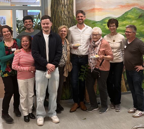 Kai Schröer mit Teilnehmenden der Aktion bei Kaffee und Kuchen im Martin-Hörner-Zentrum.