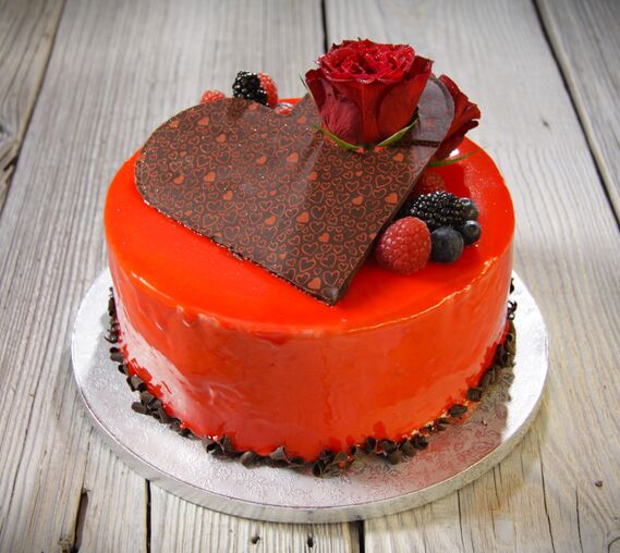 Muttertagstorte mit Schokoladenherz und echter Rose