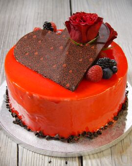 Muttertagstorte mit Schokoladenherz und echter Rose